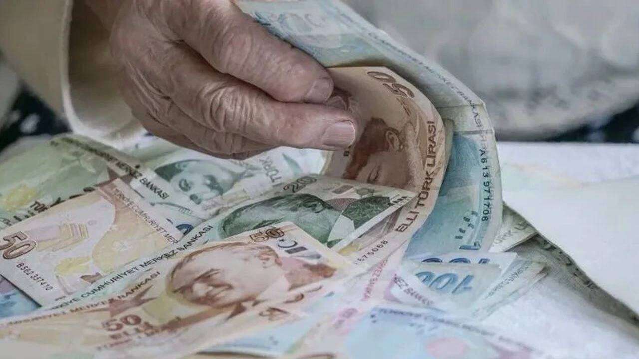 2000–2008 arası sigortalılar dikkat: SGK Uzmanı Özgür Erdursun kademeli emeklilik için o tarihi işaret etti! 5